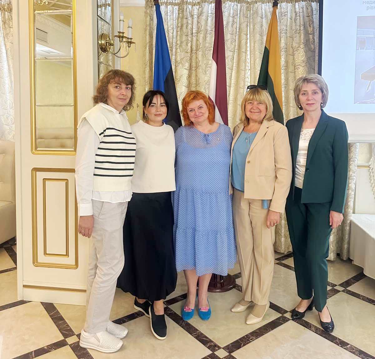  Викладачі ТНПУ Галина Бачинська та Тетяна Вільчинська разом з пані Янікою Гедвіл 